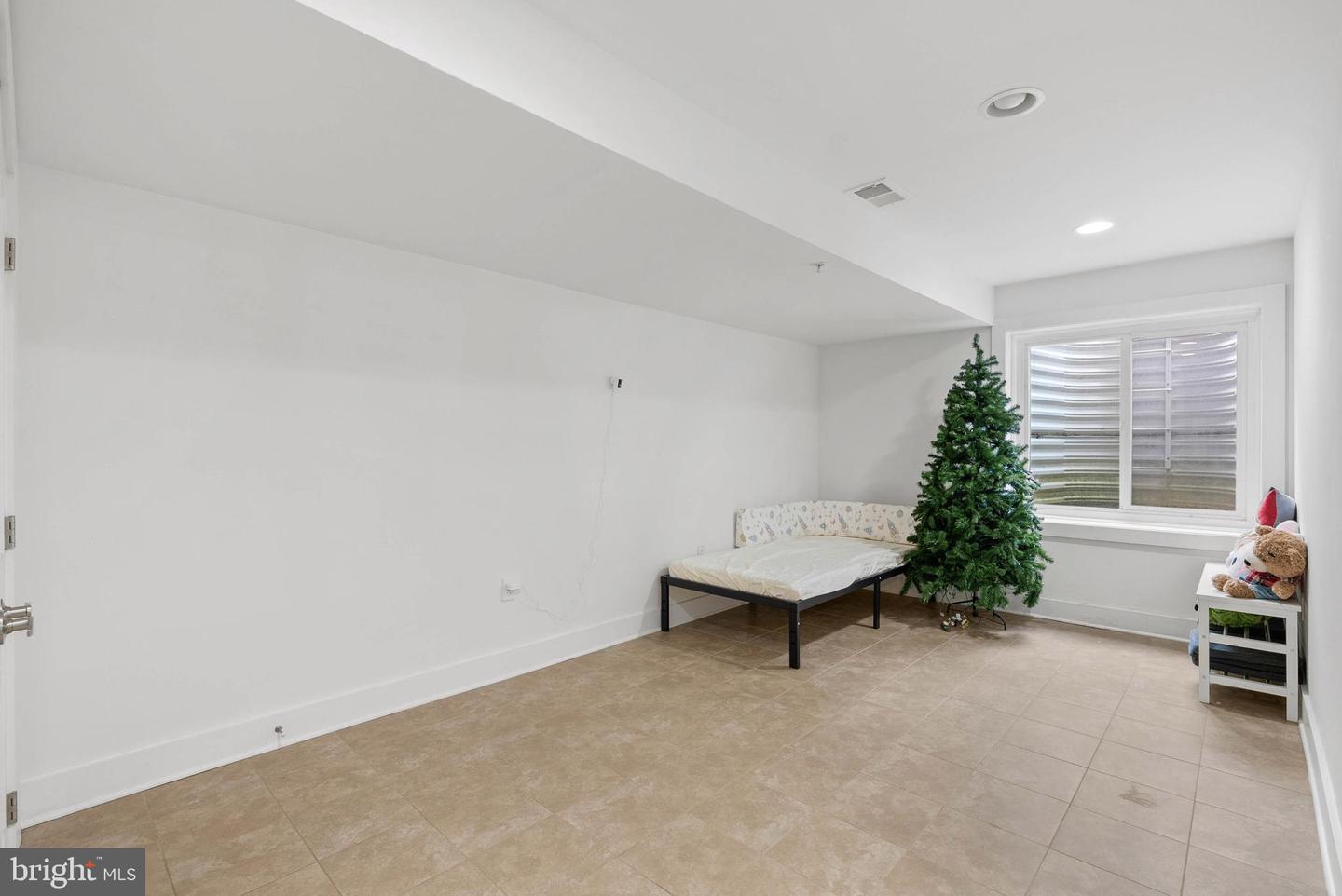 884 N Lawrence St Property Photo 18