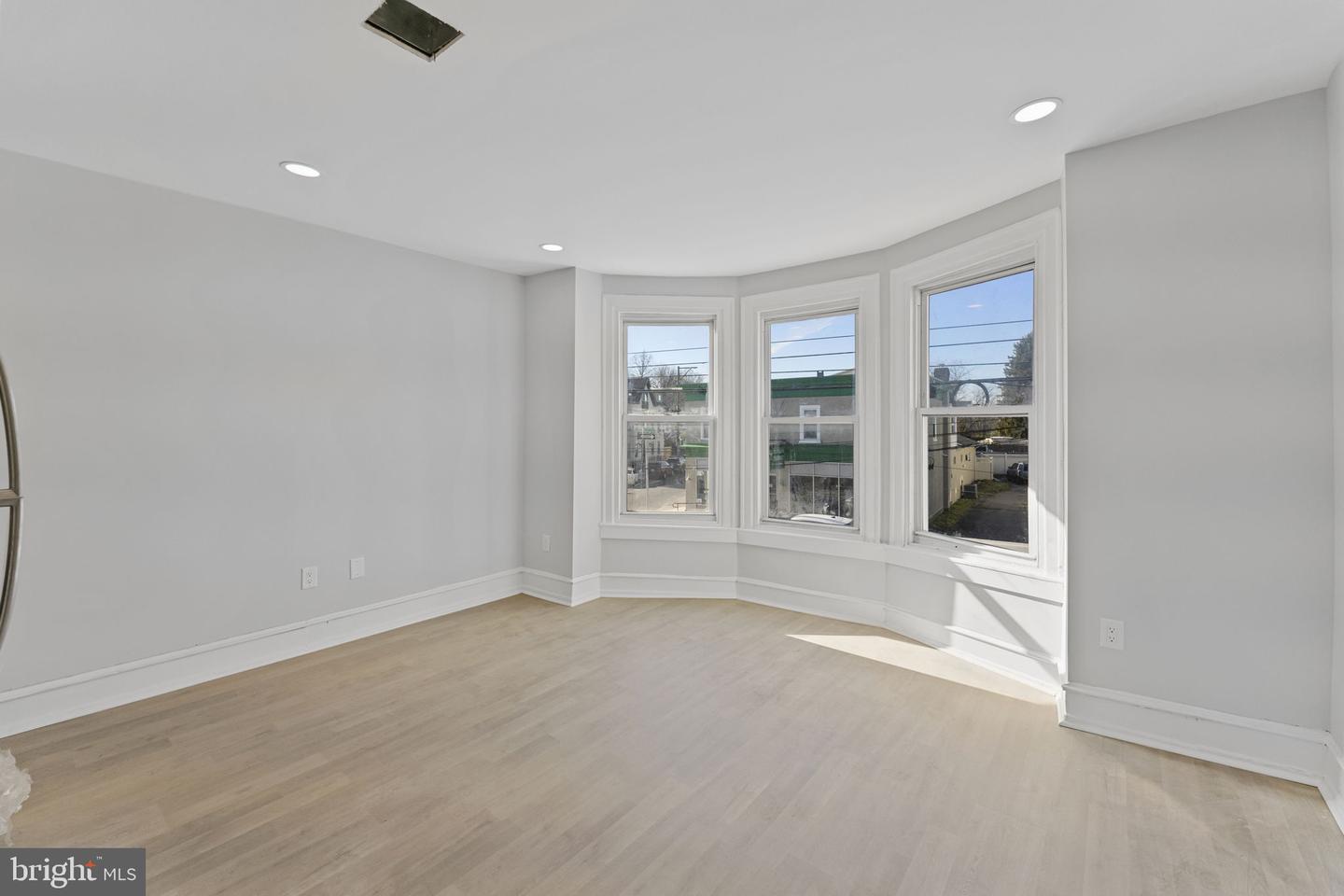 7703 Ridge Ave Property Photo 3