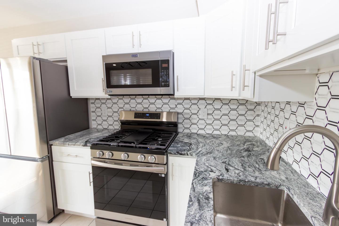 10040 JEANES ST Property Photo 1
