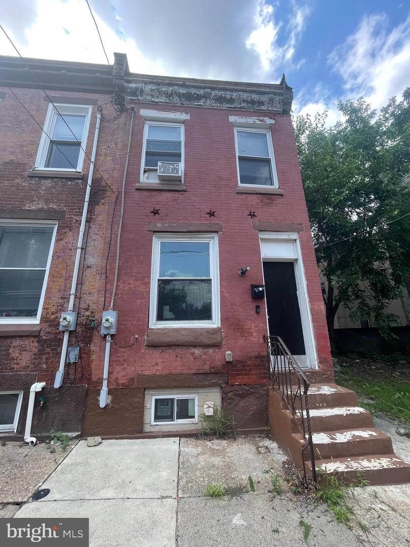 1866 N UBER ST Property Photo 1