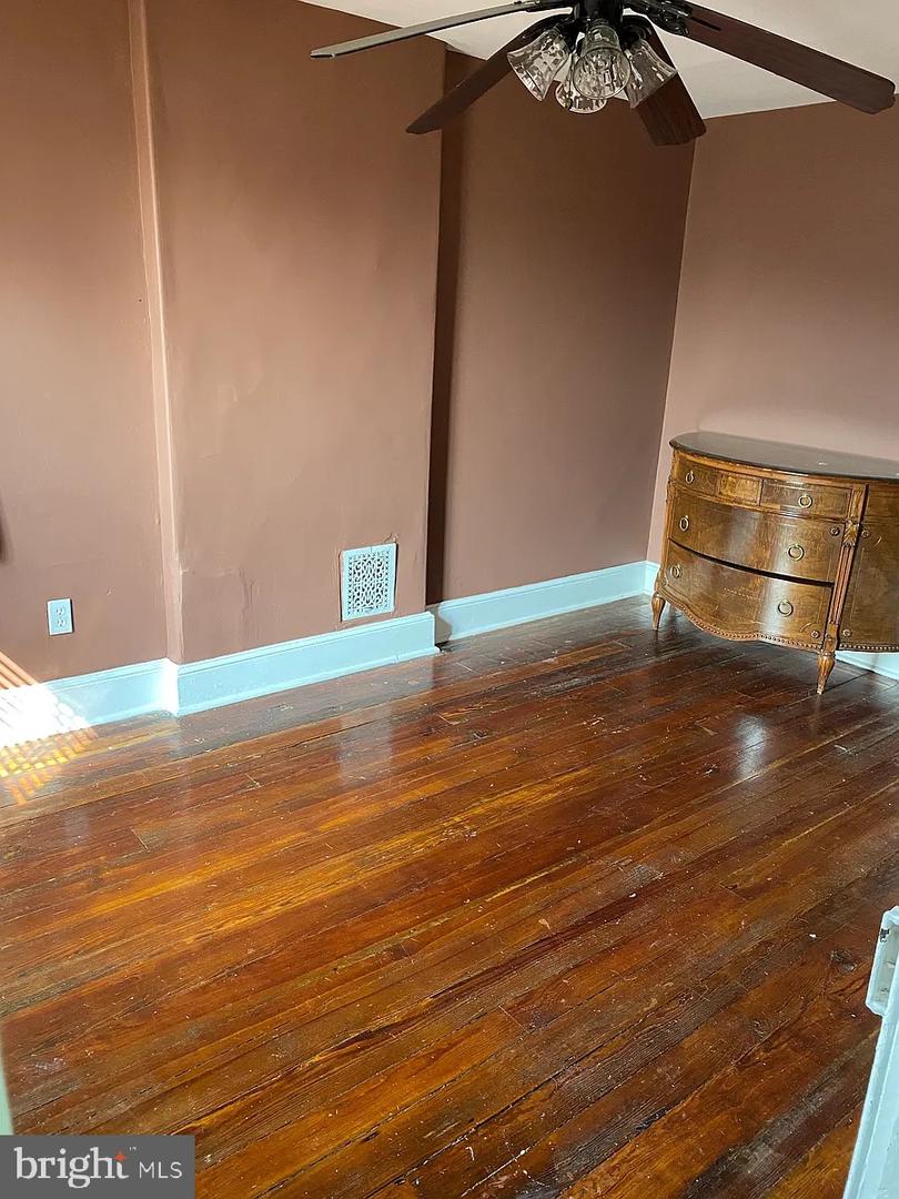 41 W Maplewood Mall Property Photo 15