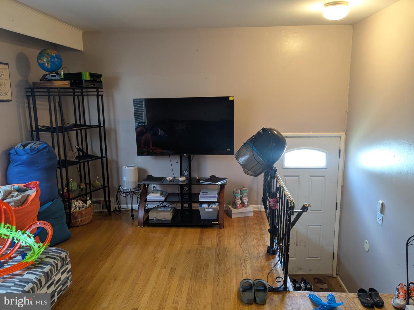 7735 Langdon St Property Photo 4