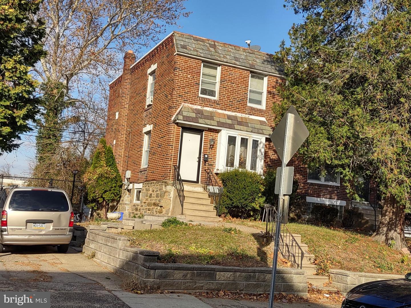 325 W MANHEIM ST Property Photo 1