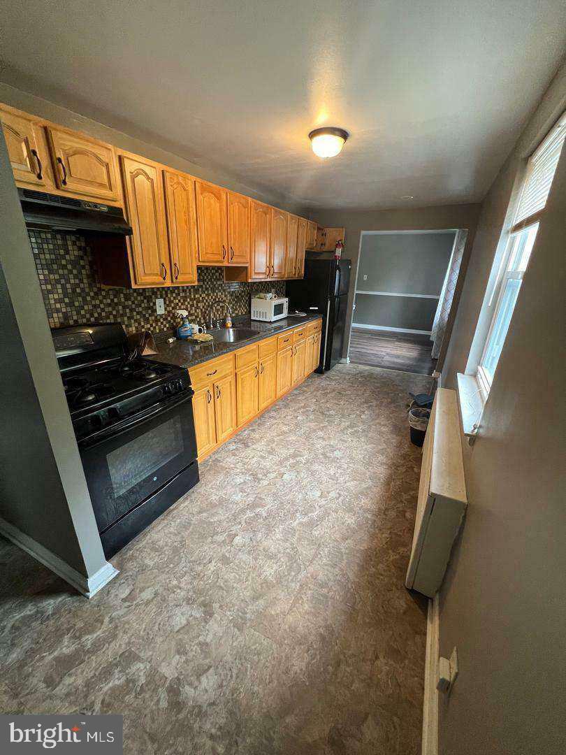 344 Van Kirk St Property Photo 3