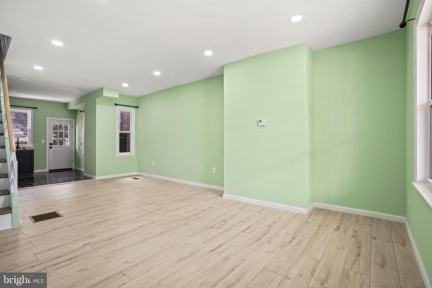 6640 Glenloch St Property Photo 4