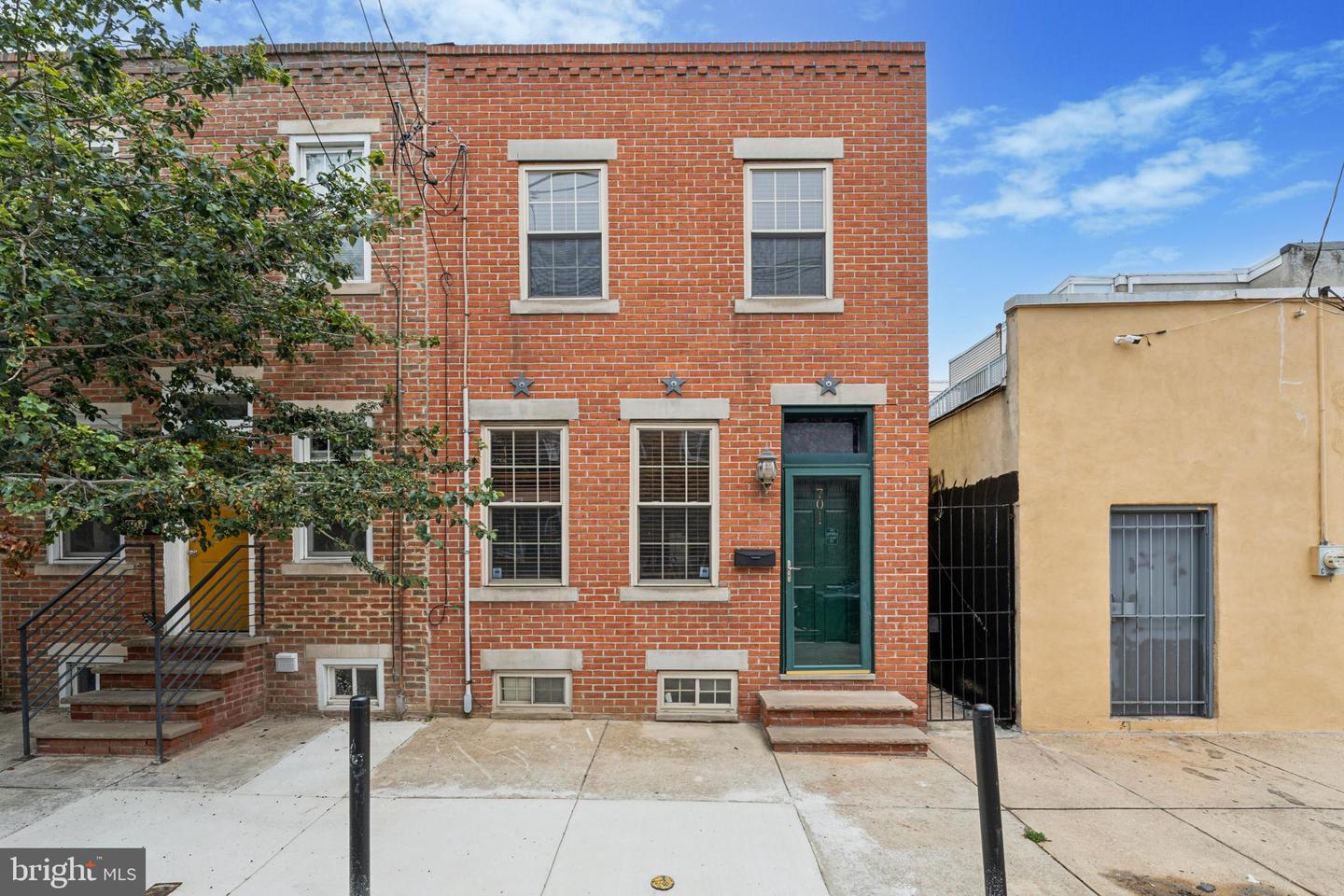 701 Sigel St Property Photo 1
