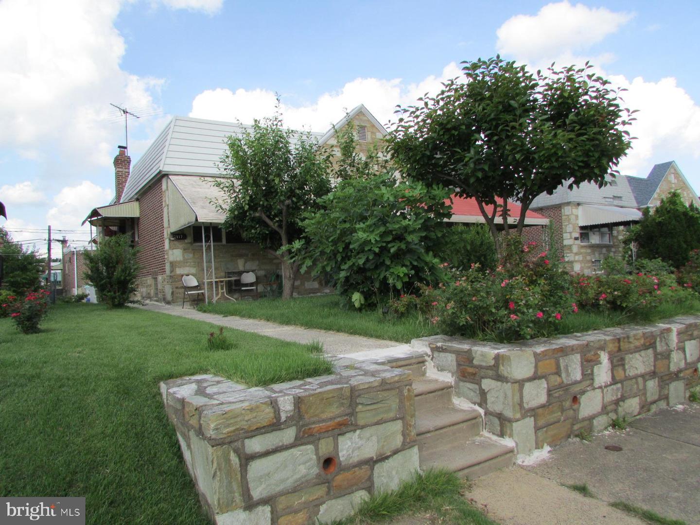 2117 SOLLY AVE Property Photo 1