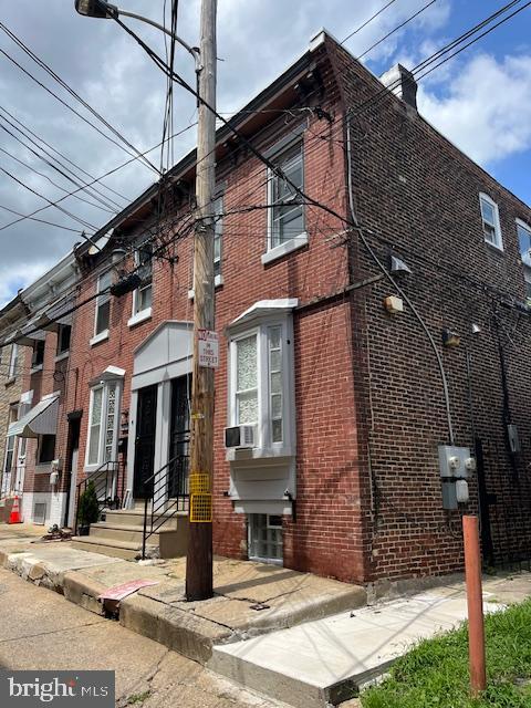 1537 Gillingham St Property Photo 1