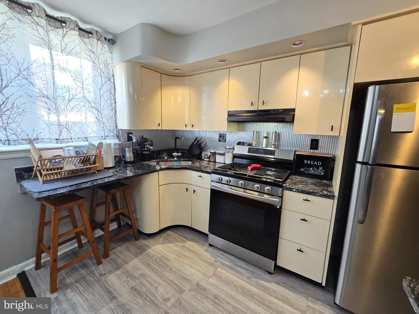 2727 Lardner St Property Photo 4