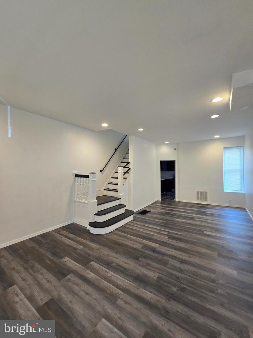 2741 N Dover St Property Photo 1