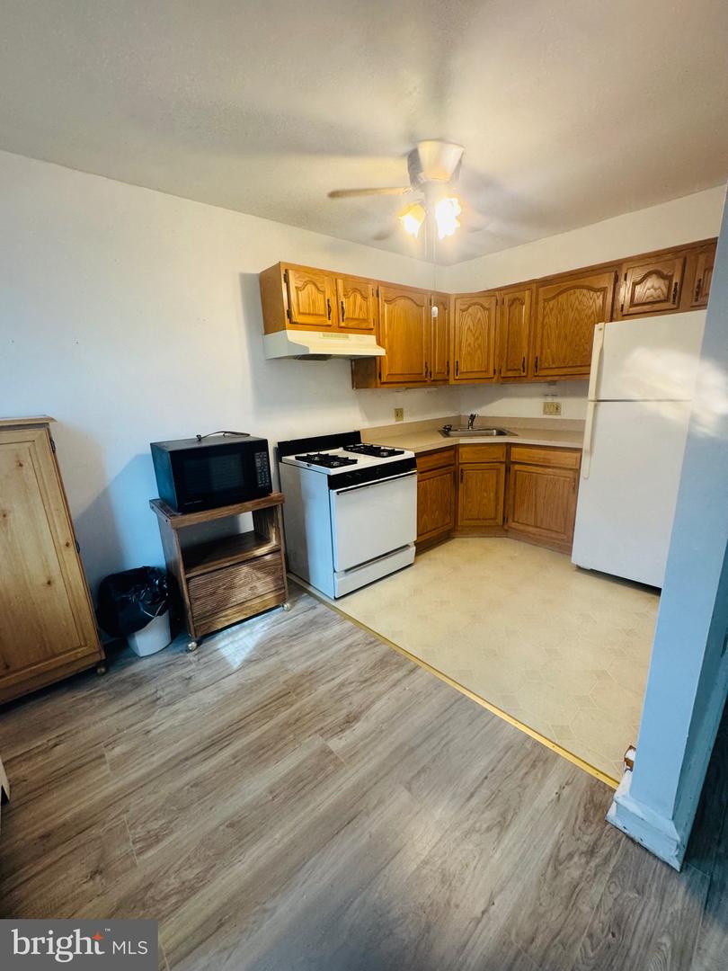 7233 Barnard St Property Photo 14