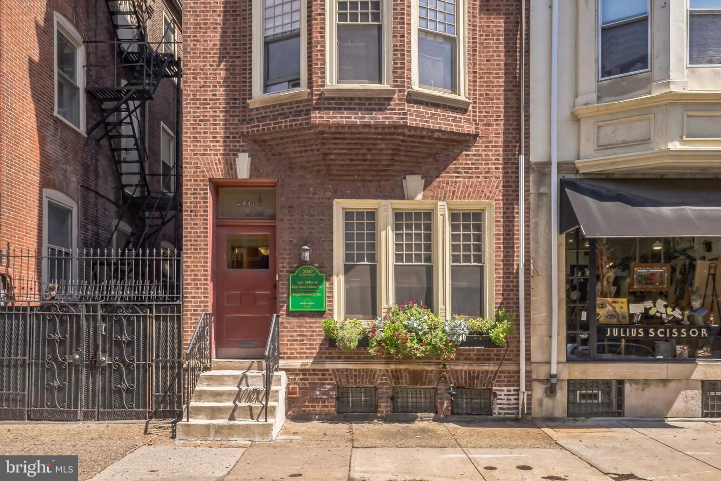 2047 Locust St Property Photo 2