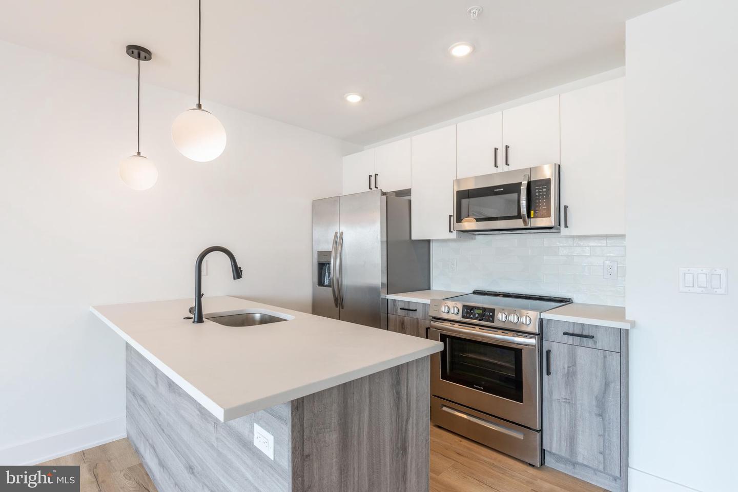 629 W Girard Ave #502 Property Photo 1