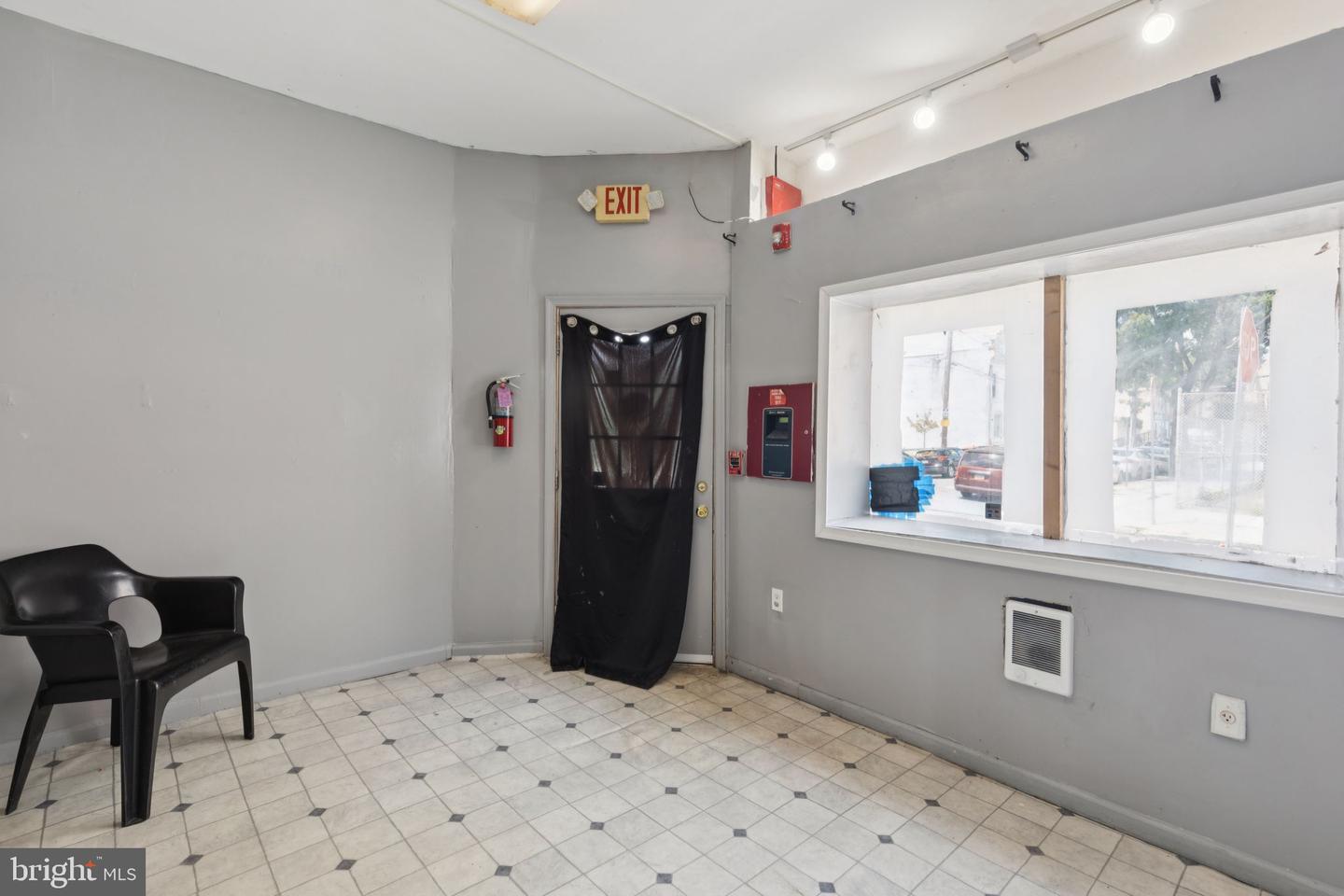 1520 W Ontario St Property Photo 3