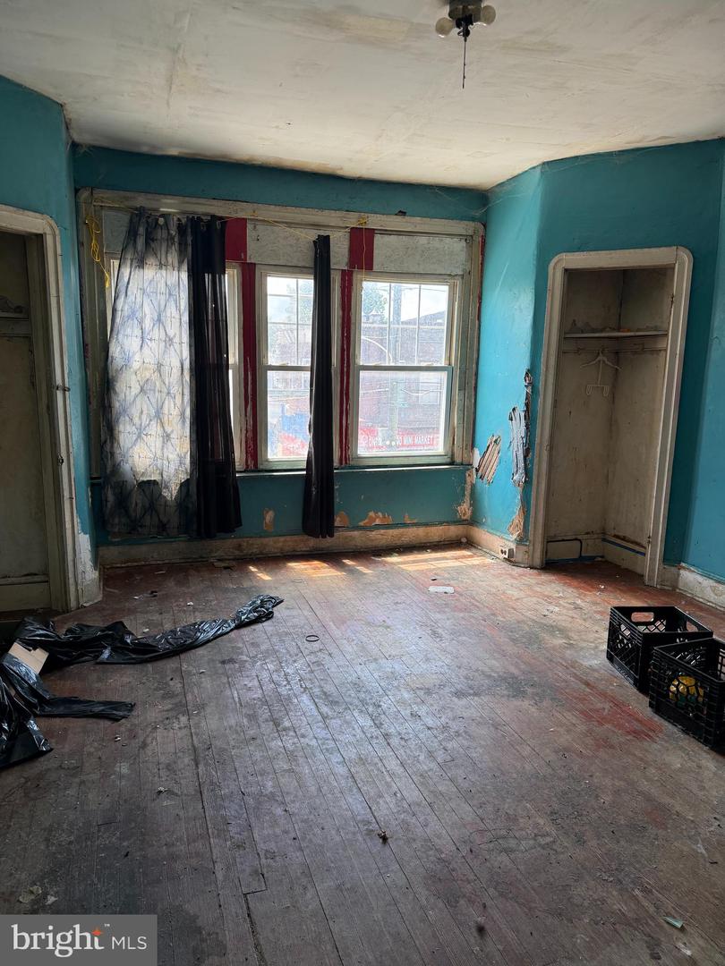951 E Ontario St Property Photo 9