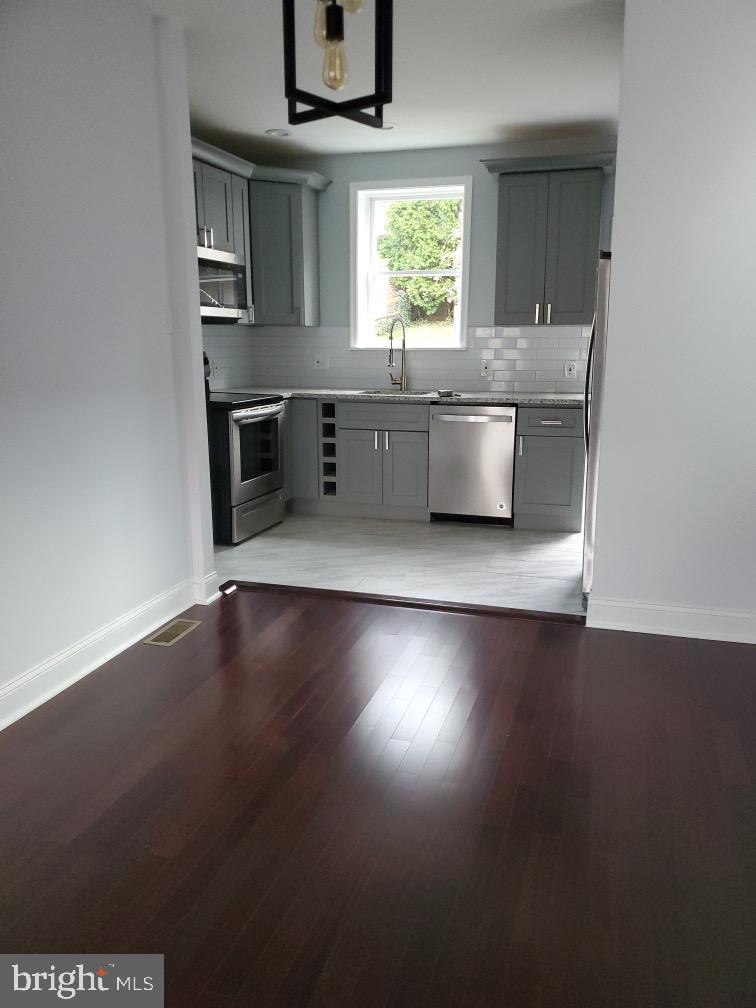 411 Shurs Ln Property Photo 1