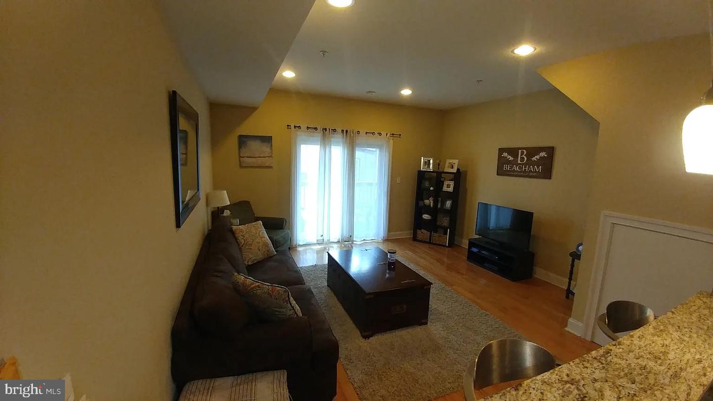 827 Corinthian Ave Property Photo 1