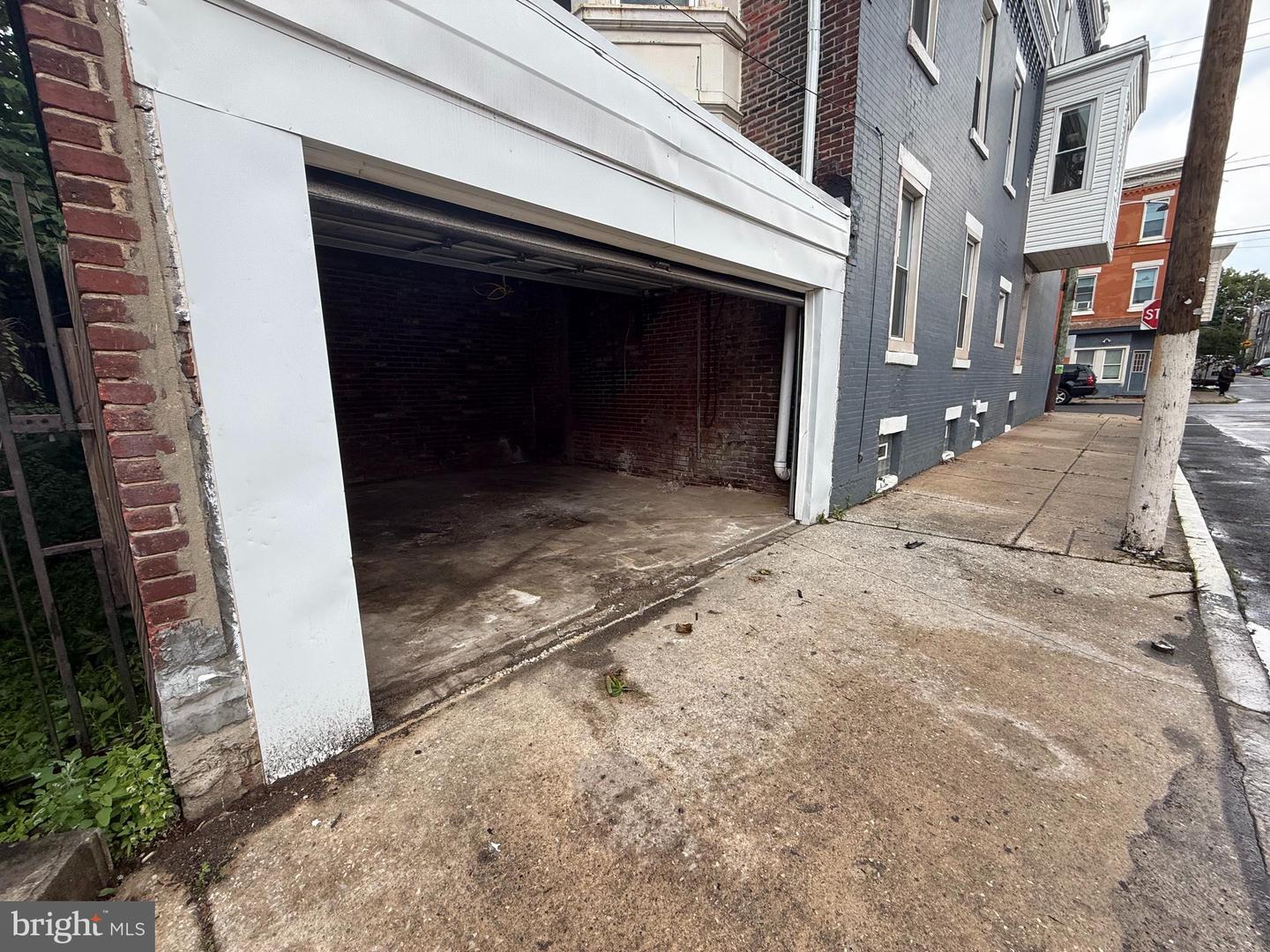 2614 W Montgomery Ave Property Photo 4