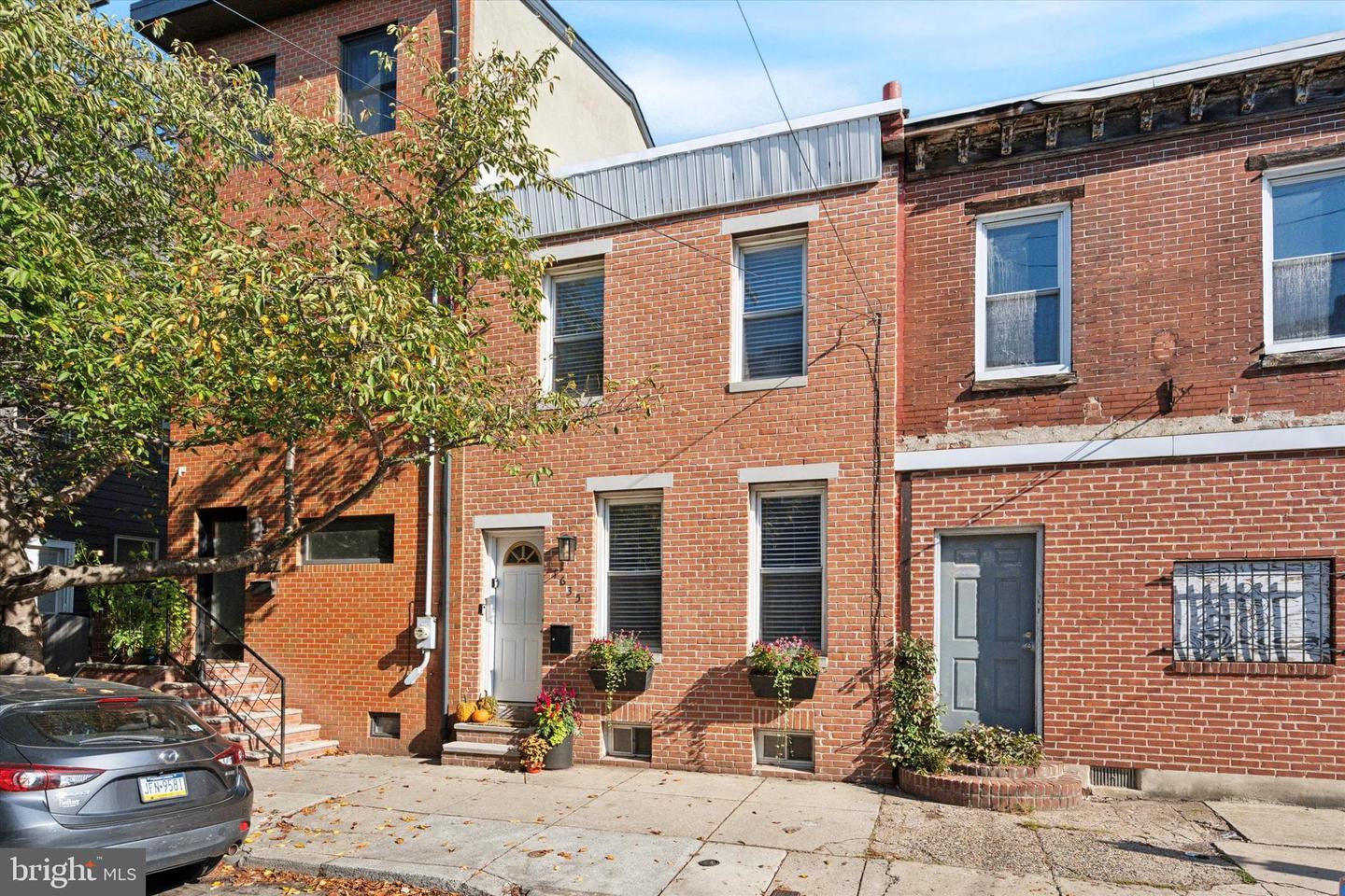 1635 Catharine St Property Photo 1