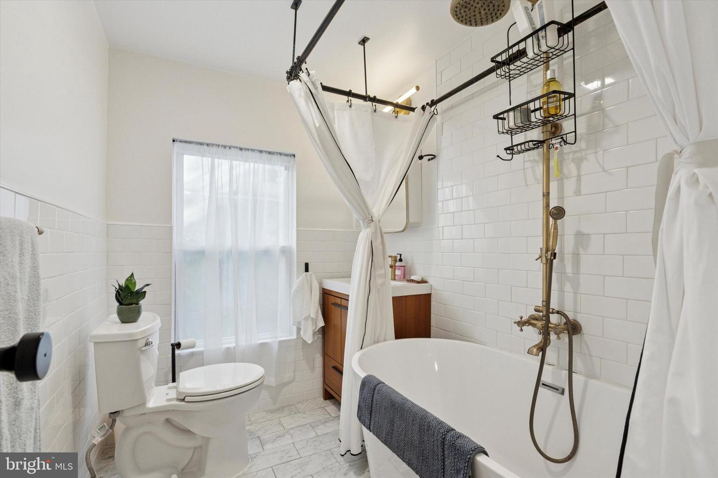1635 Catharine St Property Photo 22