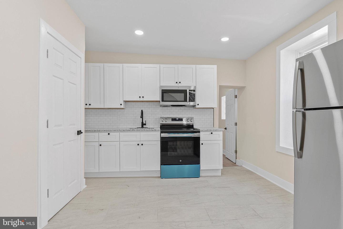 2742 W Montgomery Ave Property Photo 10