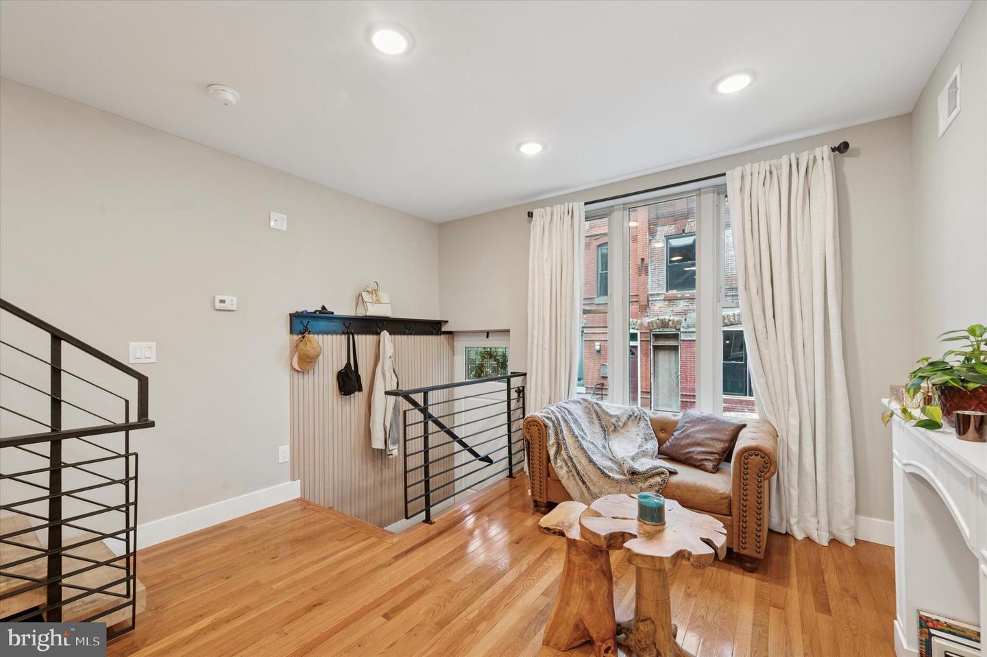 1233 N Hollywood St Property Photo 3