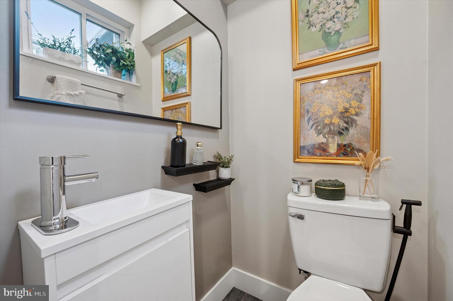 1233 N Hollywood St Property Photo 6