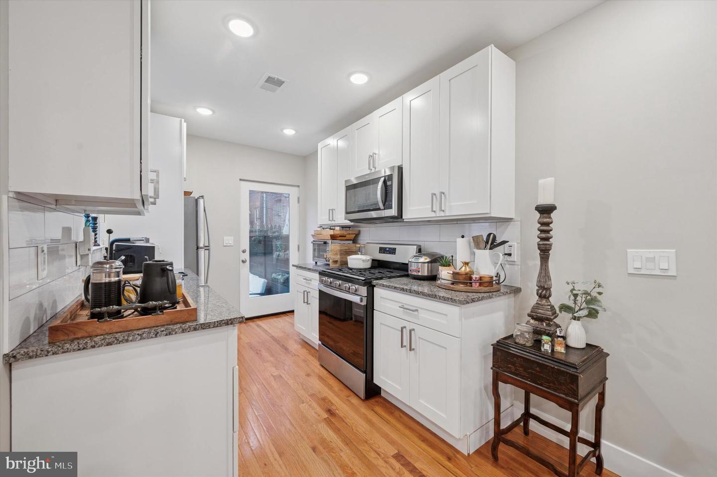 1233 N Hollywood St Property Photo 7