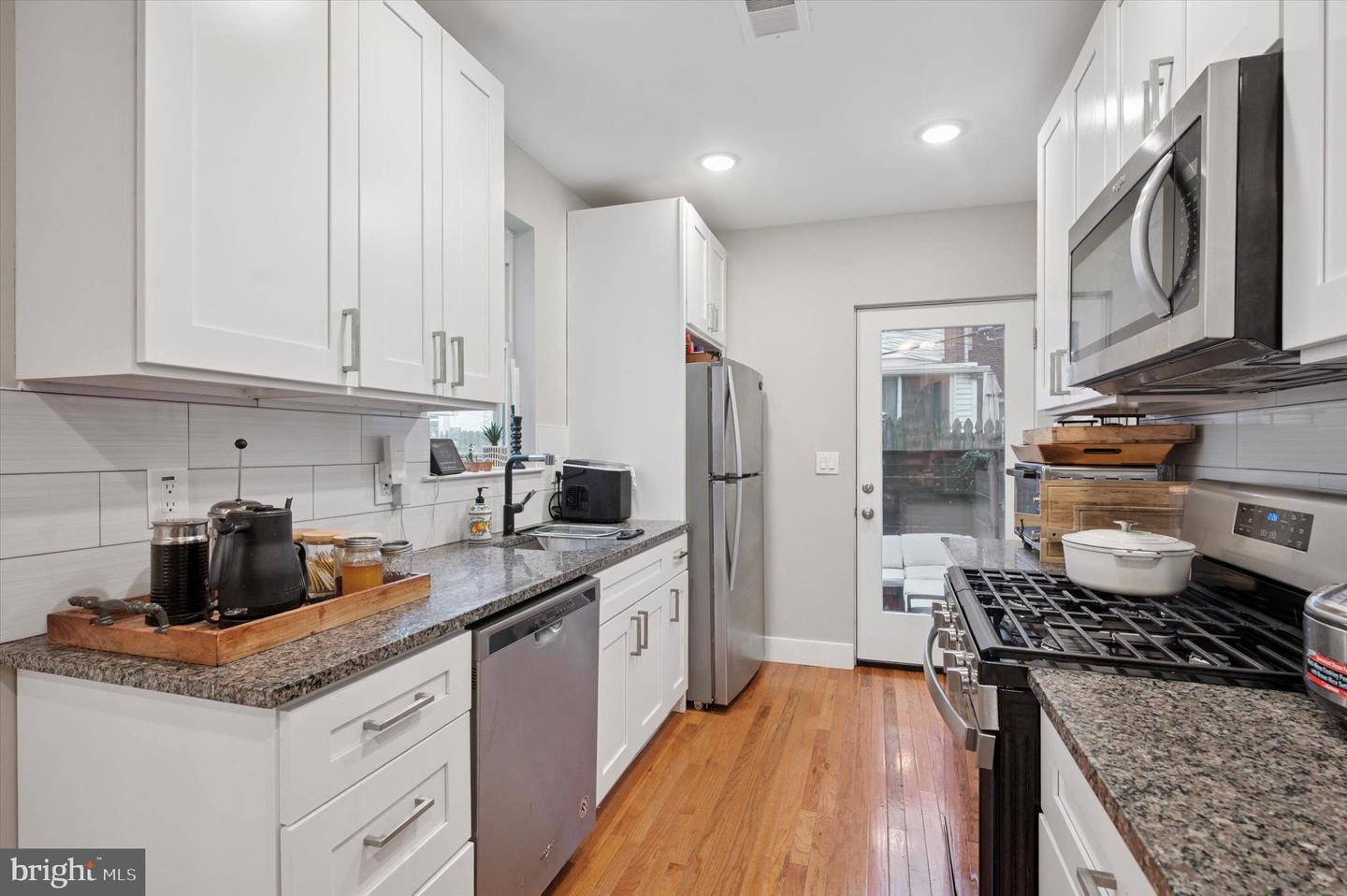 1233 N Hollywood St Property Photo 8