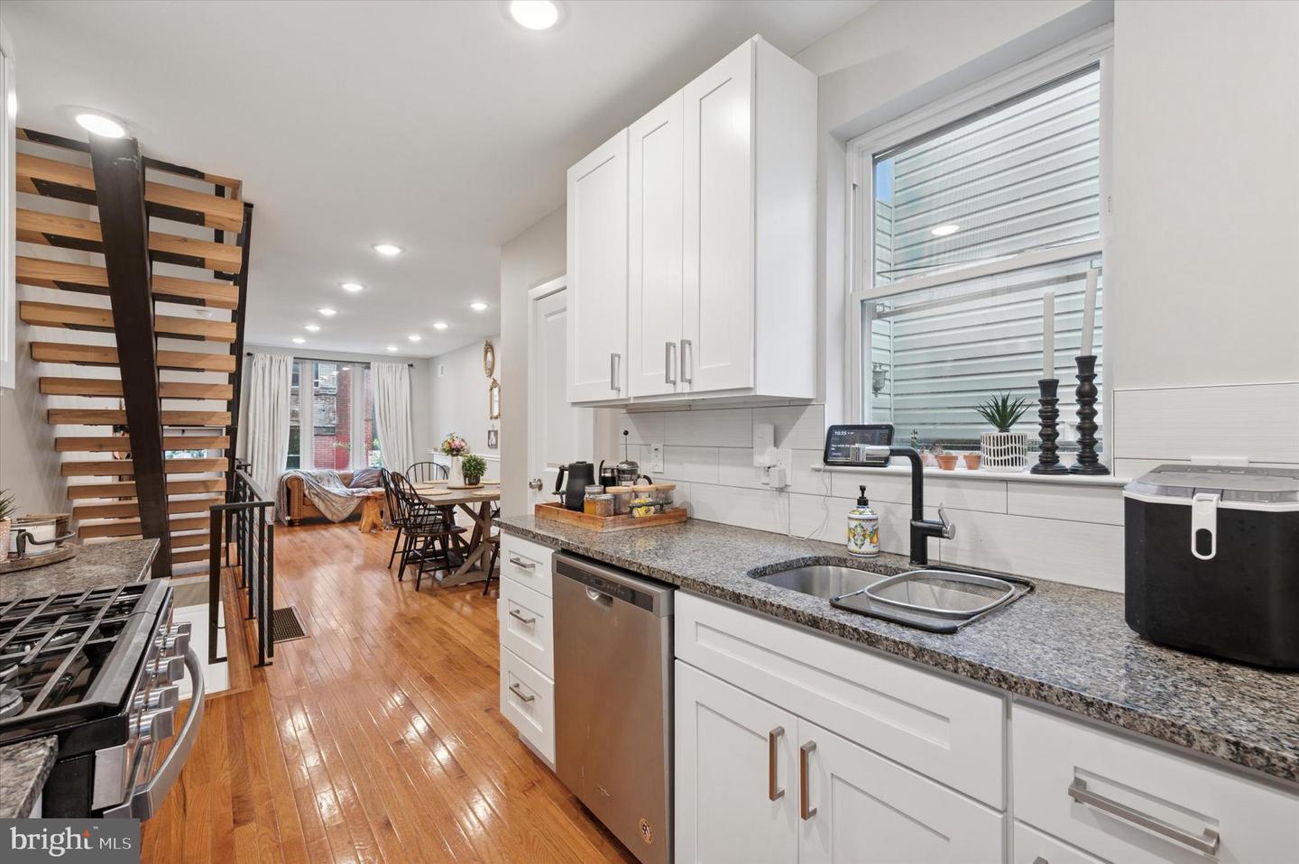 1233 N Hollywood St Property Photo 9