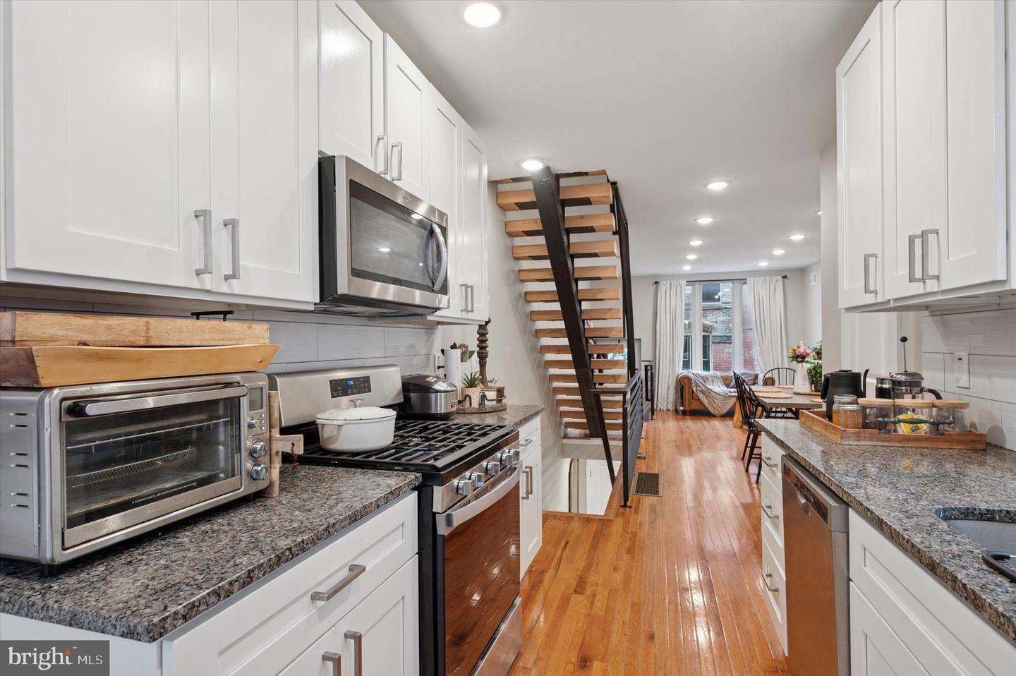 1233 N Hollywood St Property Photo 10