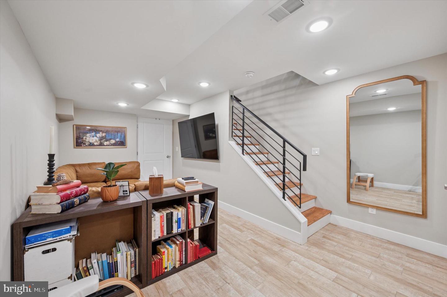 1233 N Hollywood St Property Photo 11