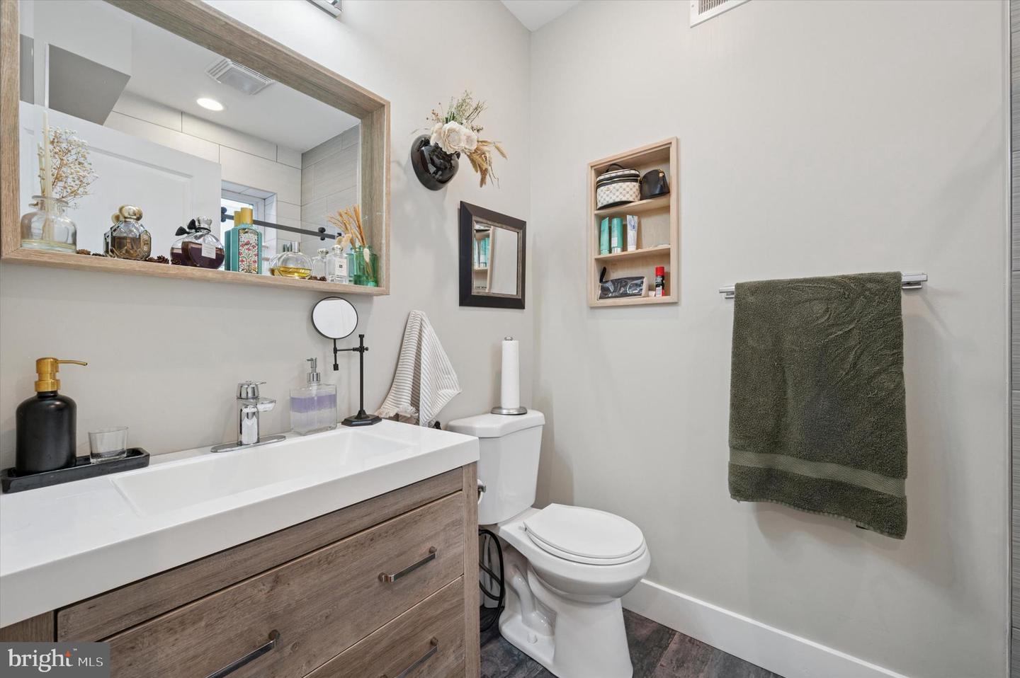 1233 N Hollywood St Property Photo 12