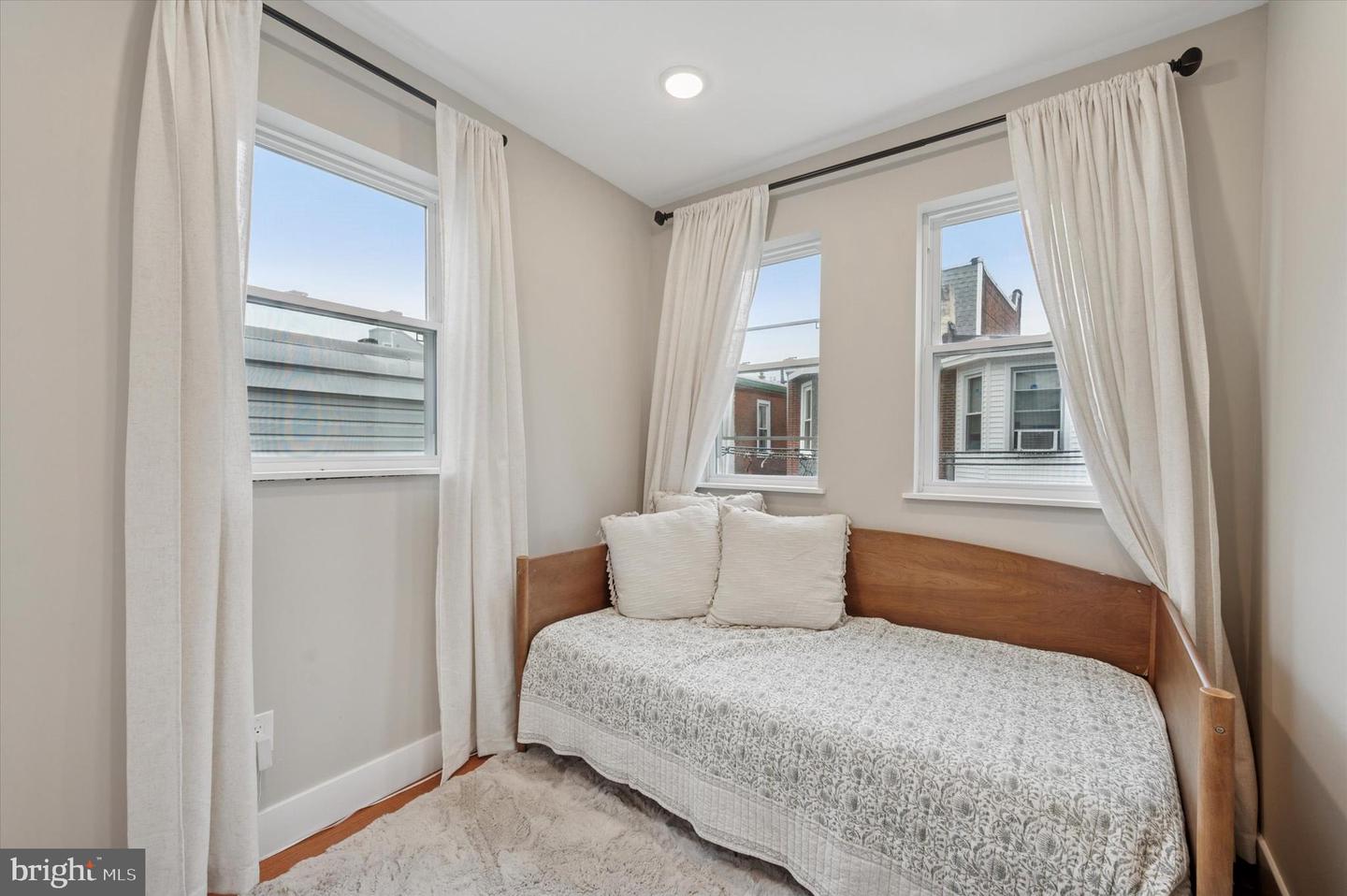 1233 N Hollywood St Property Photo 13