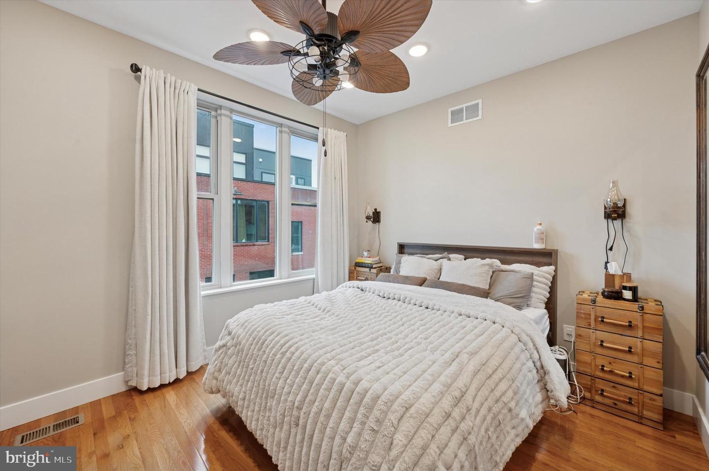 1233 N Hollywood St Property Photo 14