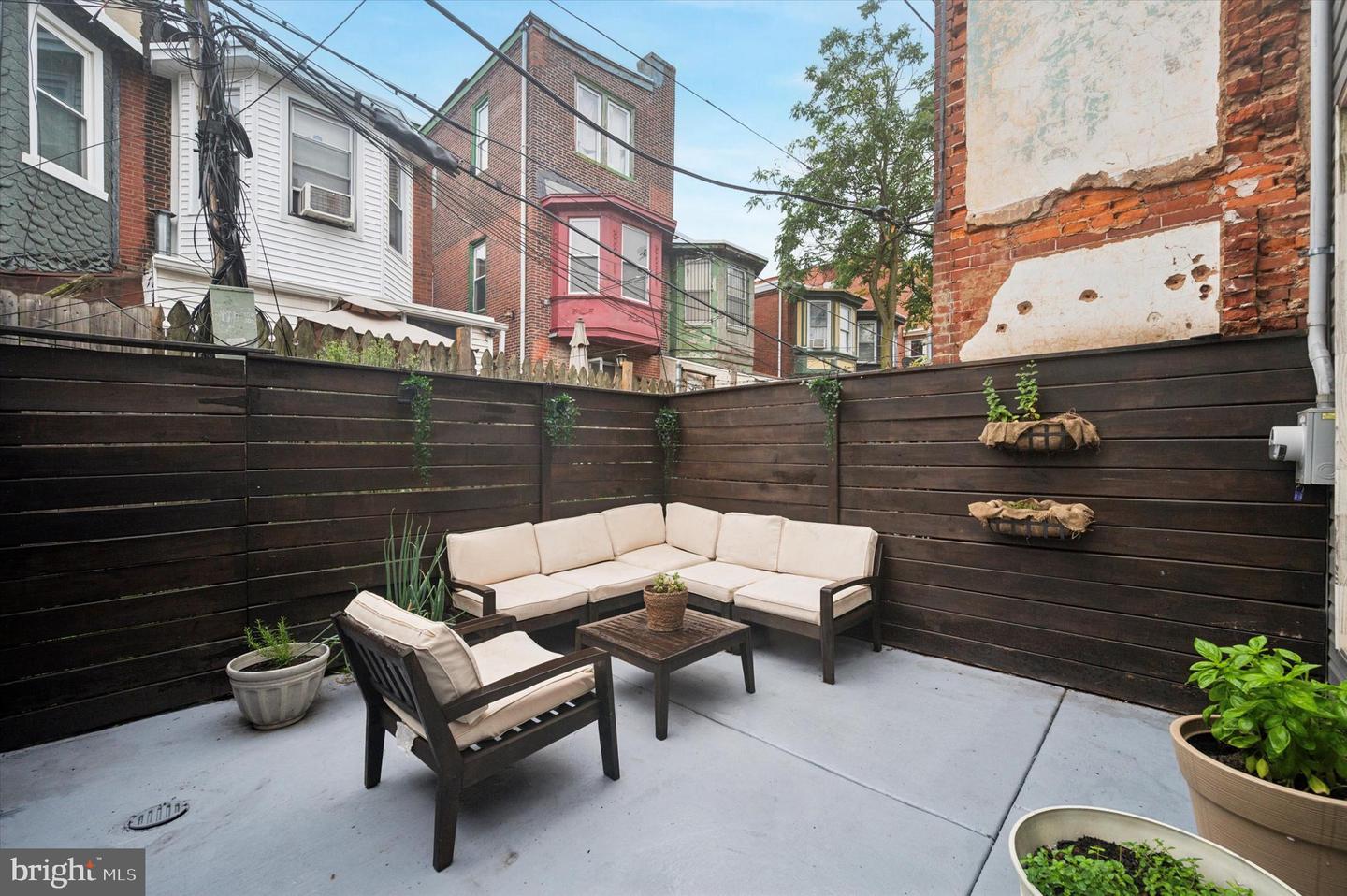 1233 N Hollywood St Property Photo 15