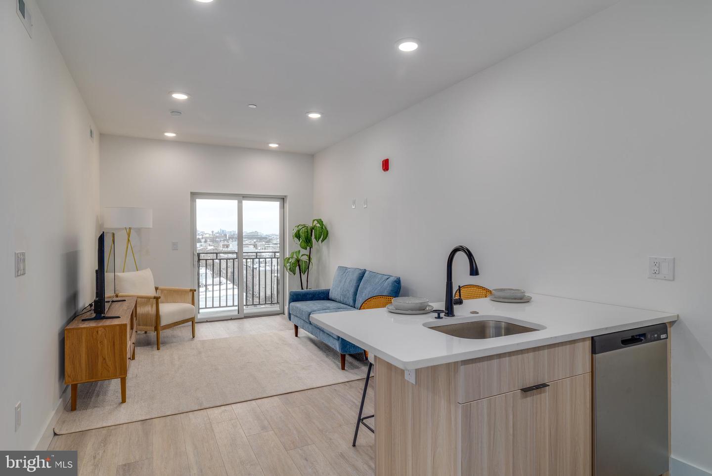 2400-18 E Huntingdon St #305 Property Photo 1