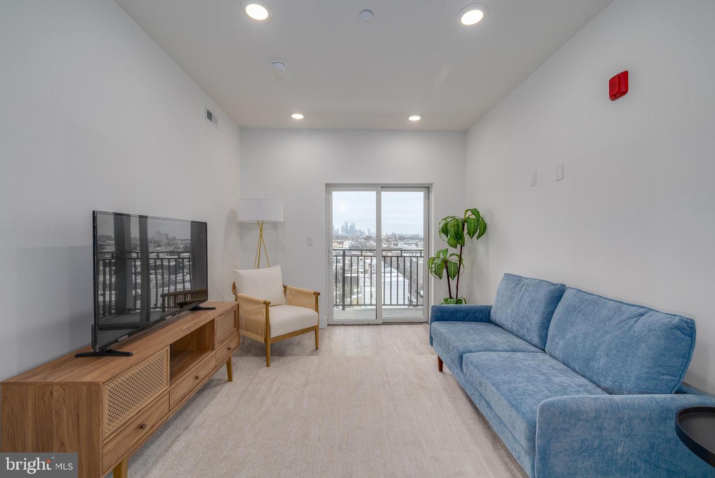 2400-18 E Huntingdon St #305 Property Photo 2