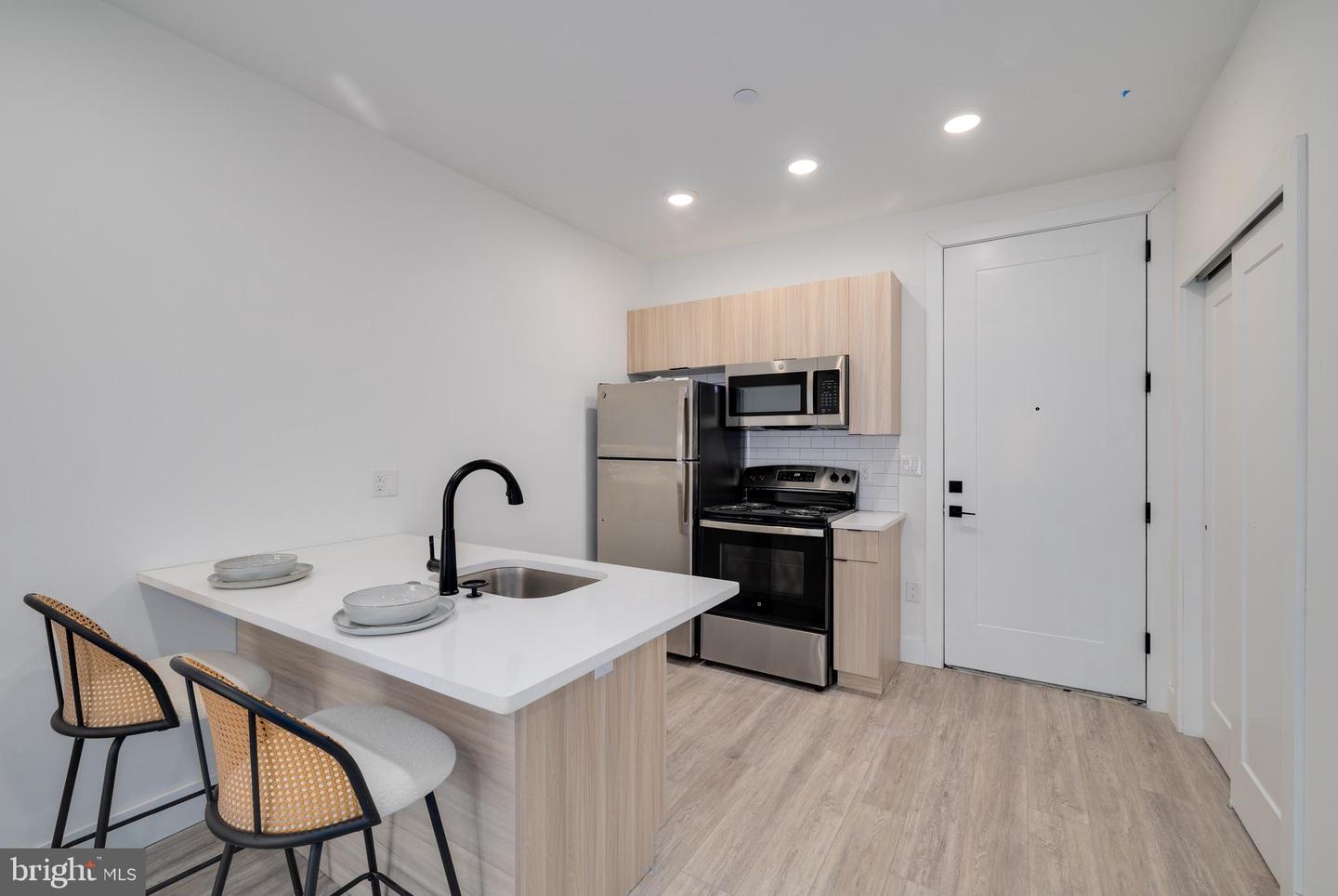 2400-18 E Huntingdon St #305 Property Photo 3