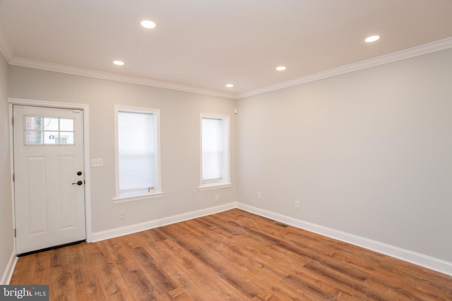 1847 Hoffman St Property Photo 6