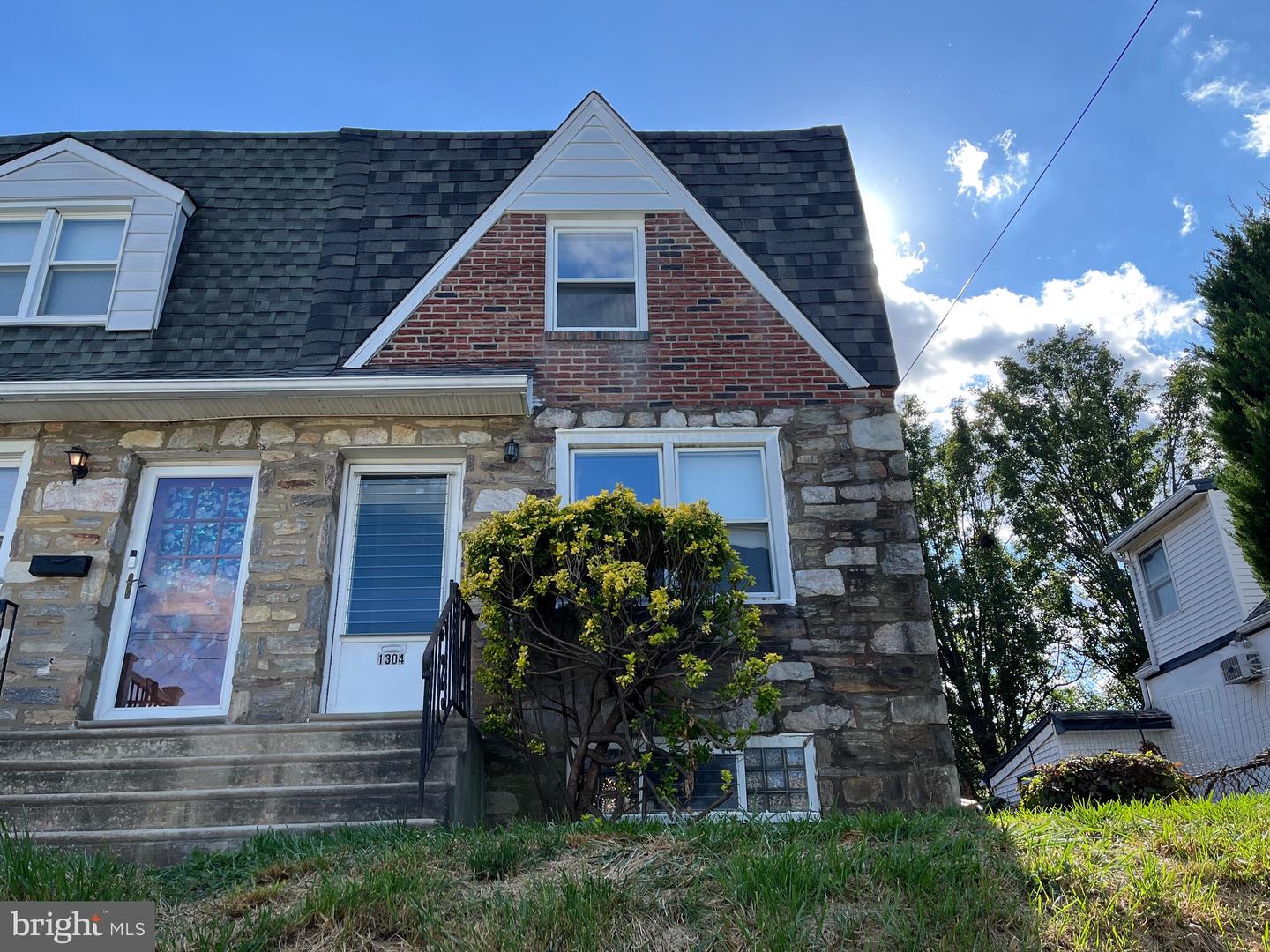 1304 Faunce St Property Photo 2