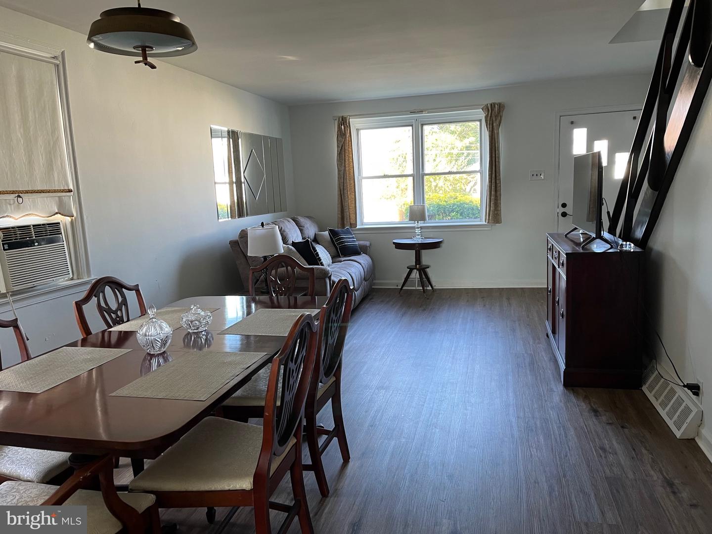 1304 Faunce St Property Photo 9