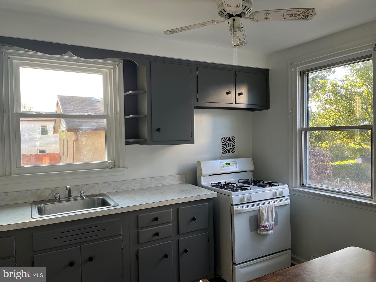 1304 Faunce St Property Photo 14