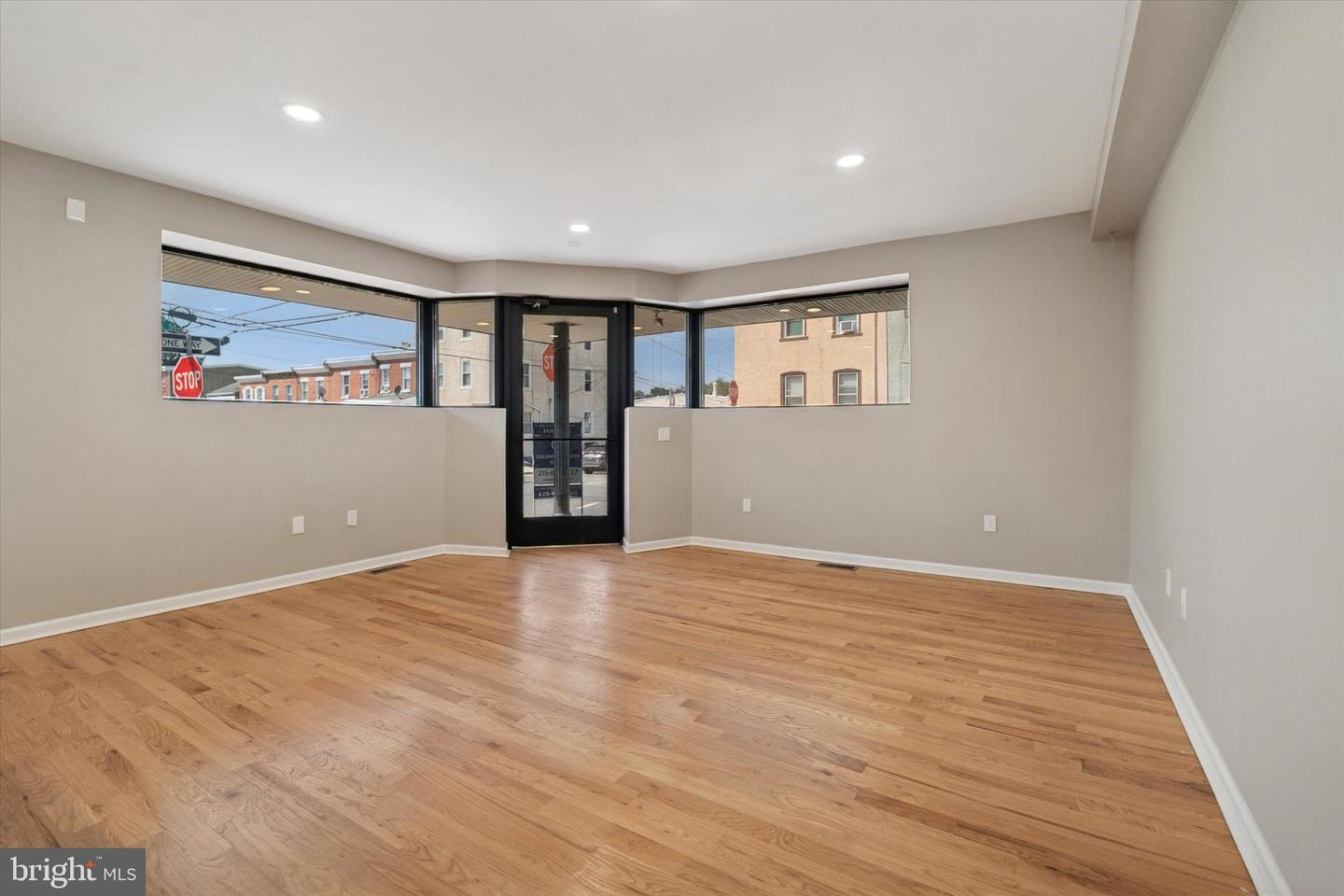 441 Leverington Ave Property Photo 4