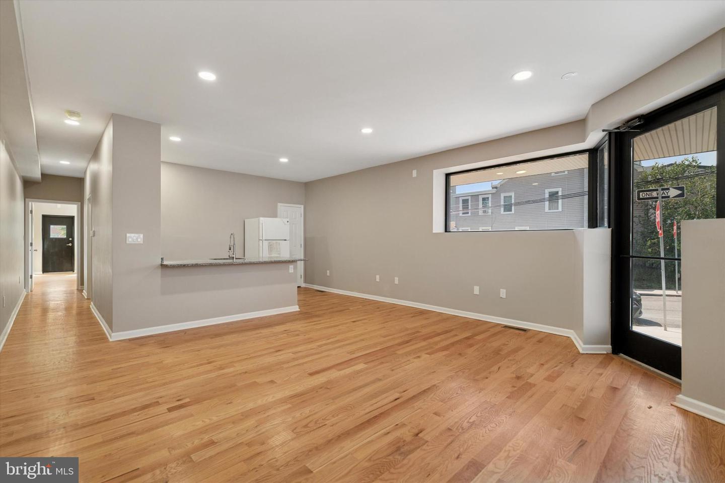 441 Leverington Ave Property Photo 5