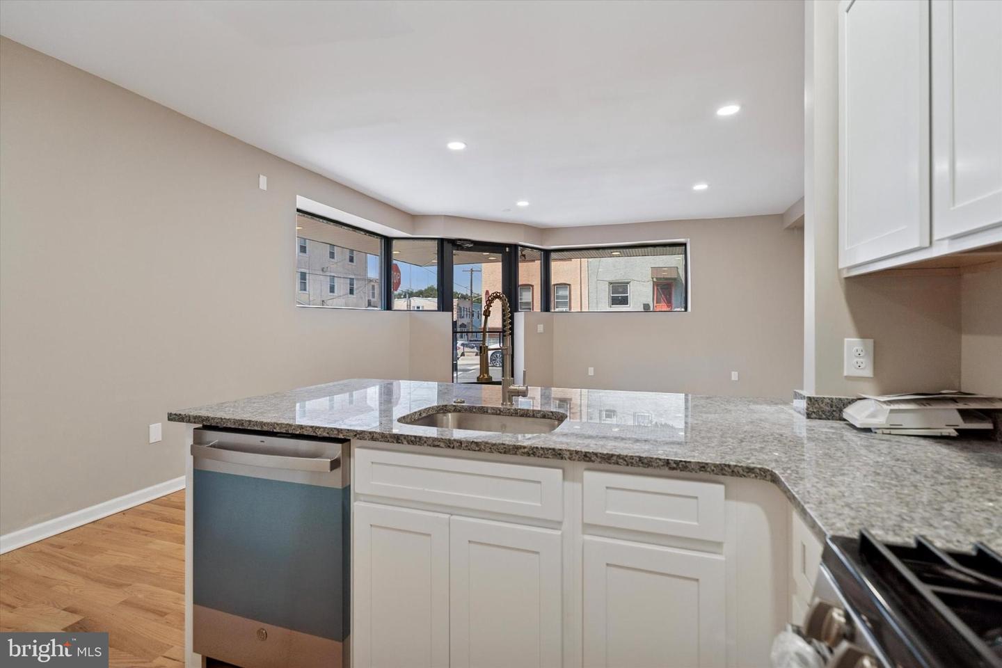 441 Leverington Ave Property Photo 6