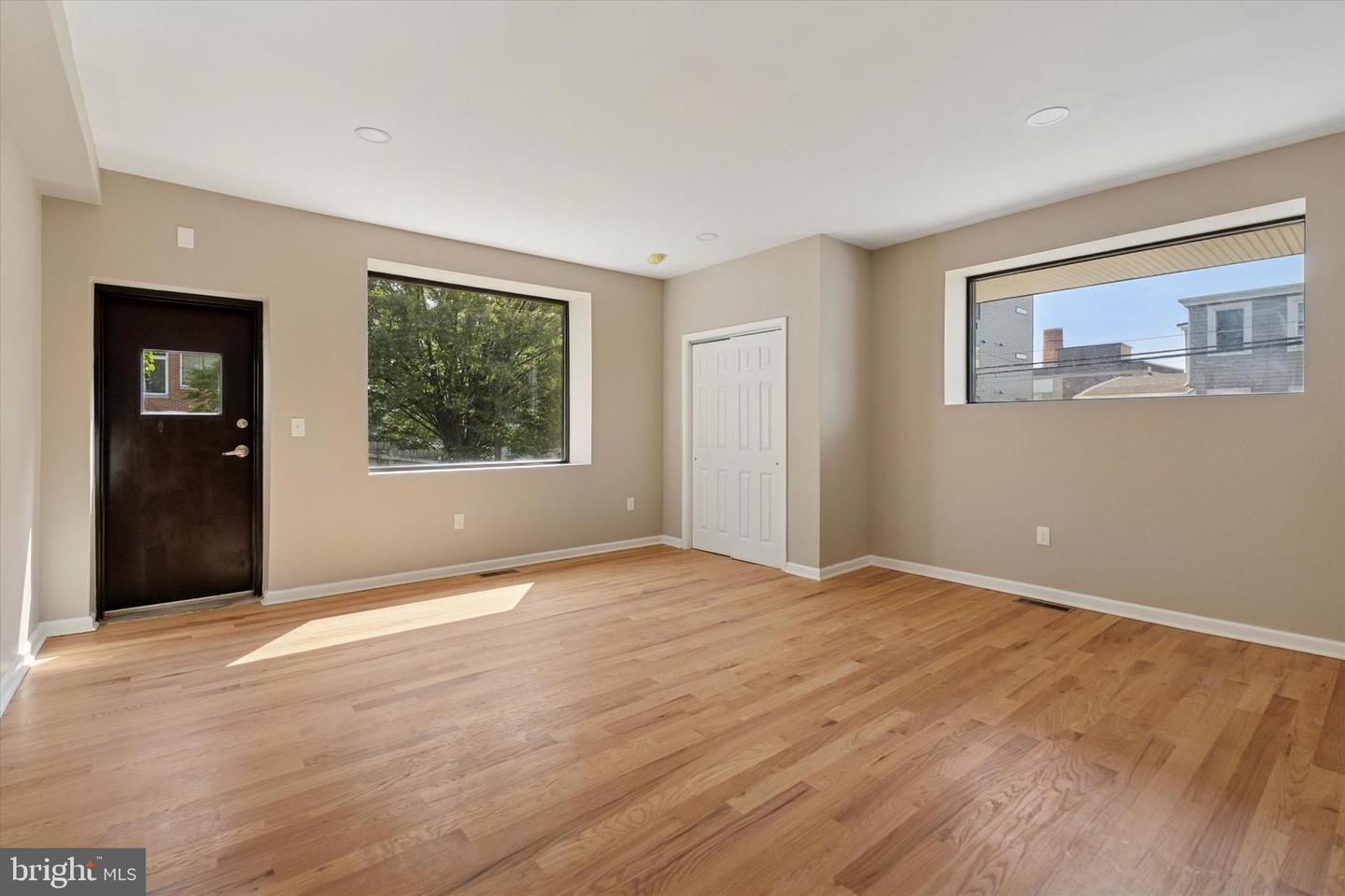 441 Leverington Ave Property Photo 8
