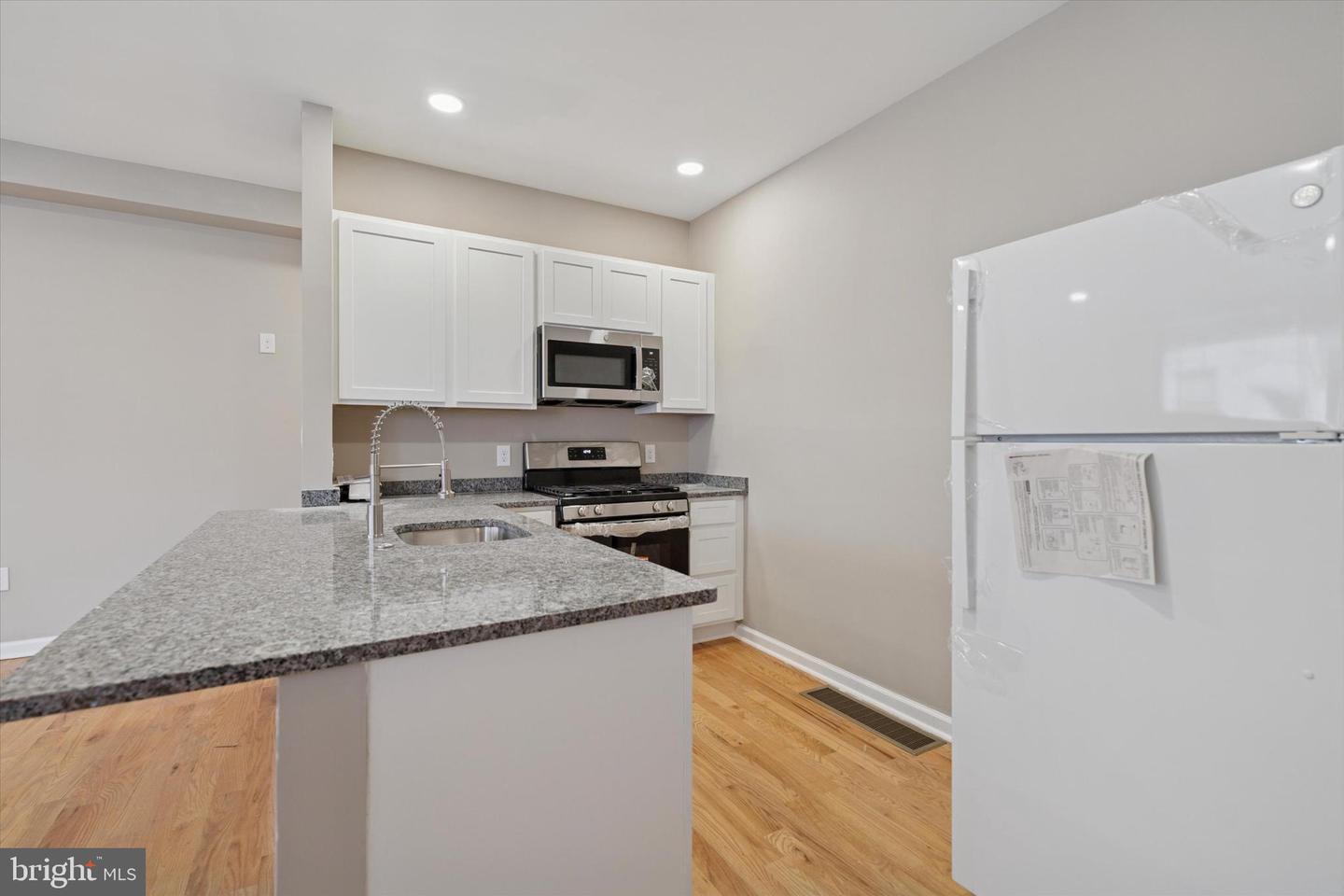 441 Leverington Ave Property Photo 10