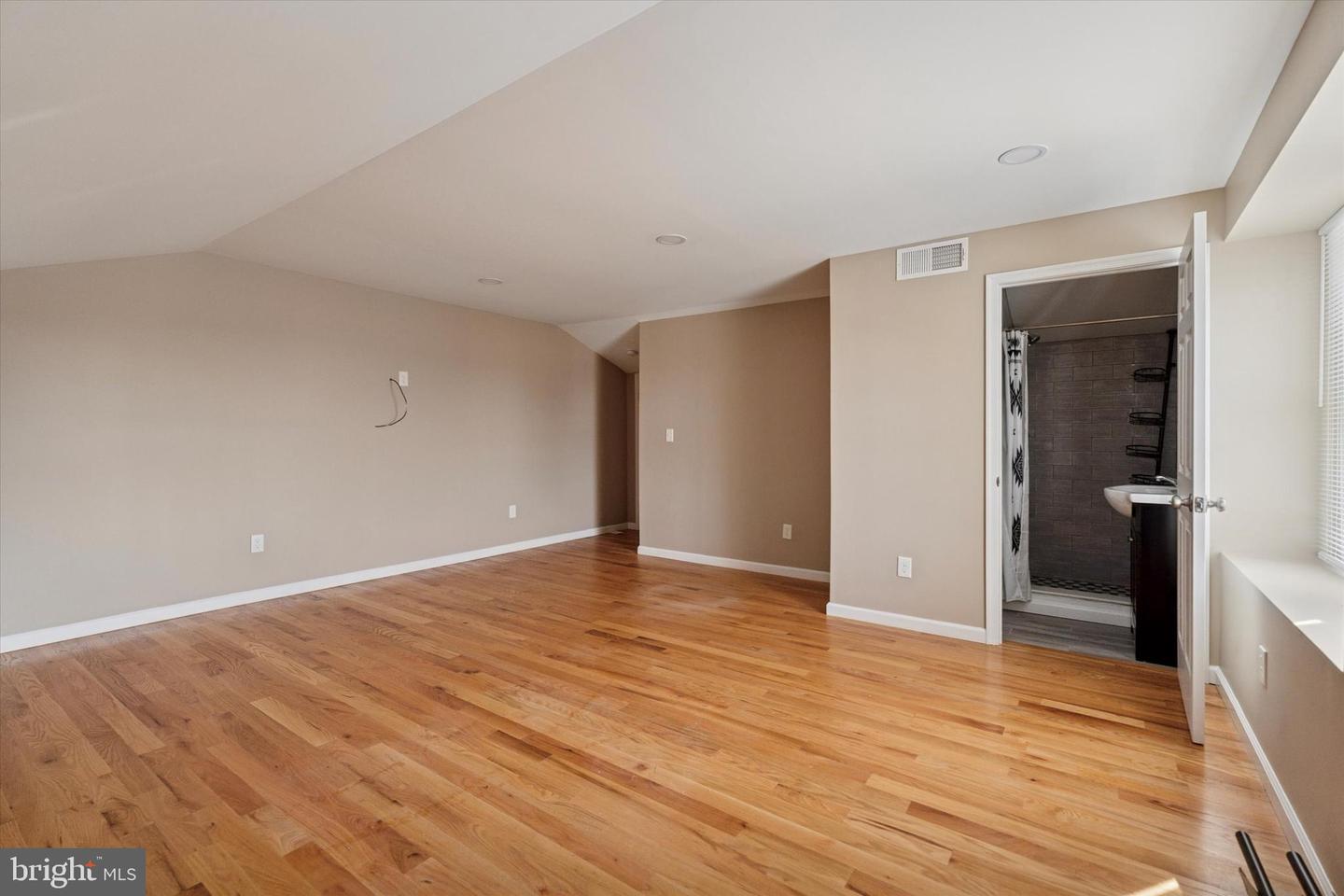 441 Leverington Ave Property Photo 12