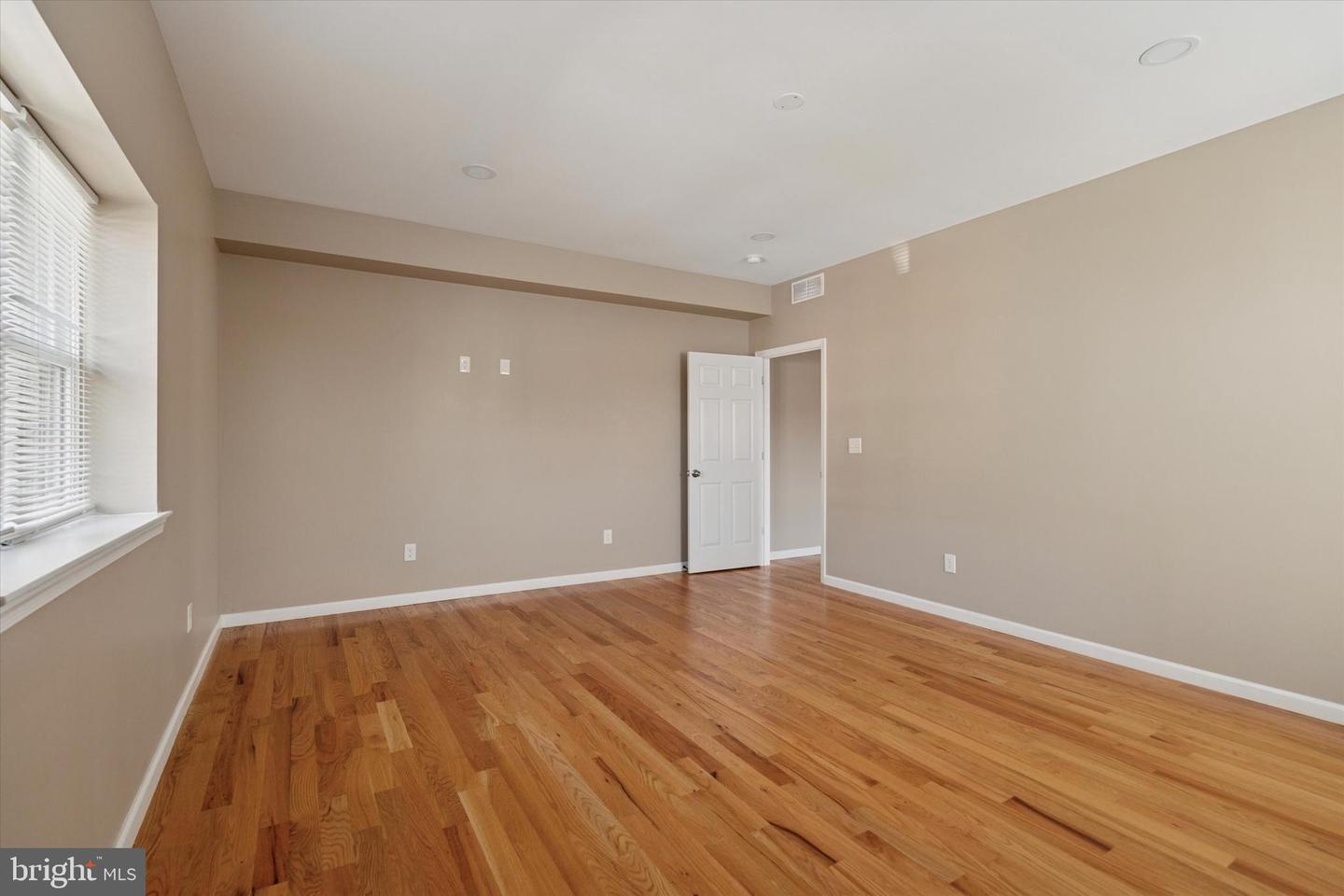 441 Leverington Ave Property Photo 14